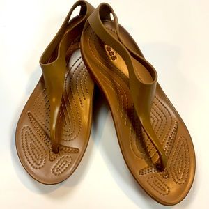 Crocs iconic comfort flip flip / sandal in brown size women’s 7